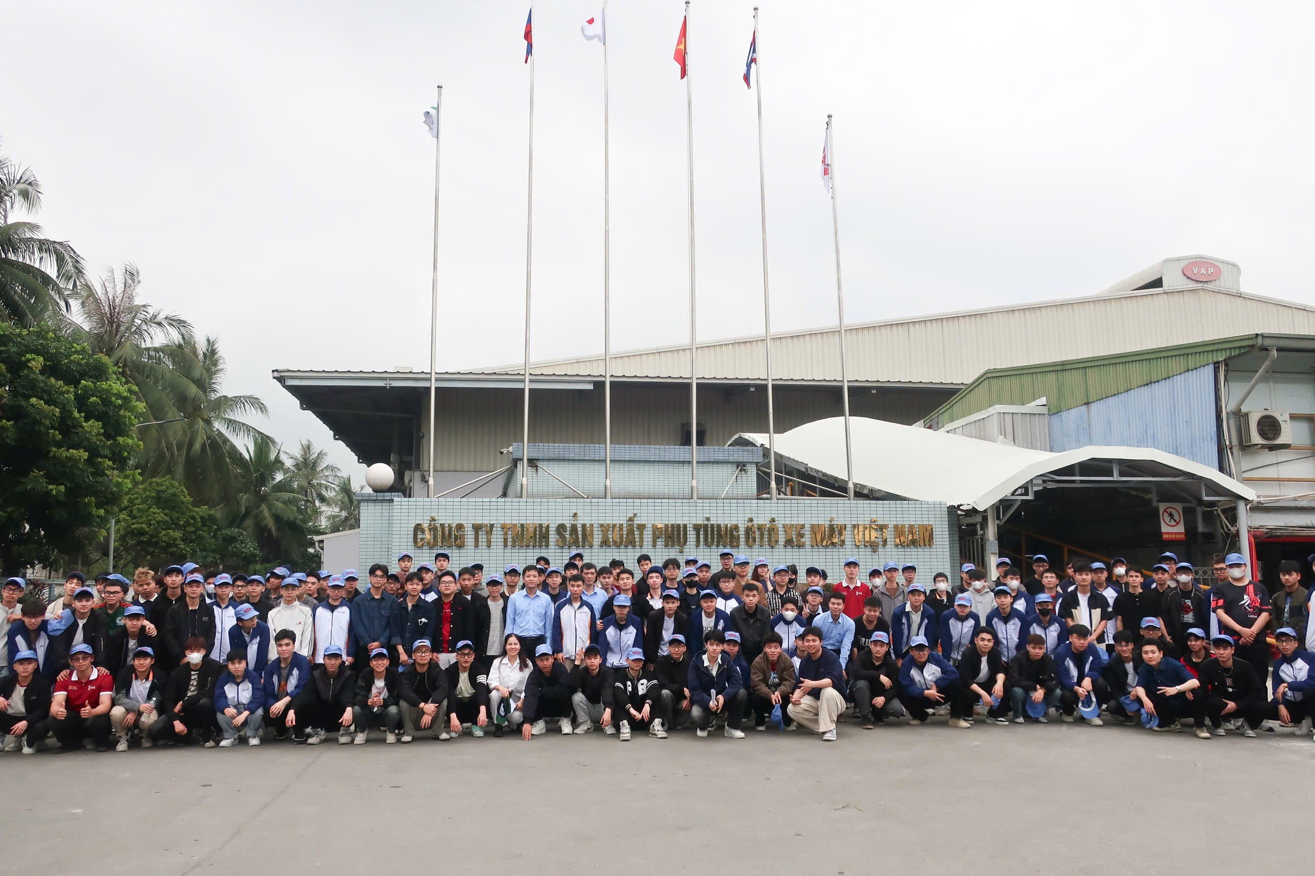 THĂM QUAN THỰC TẾ CỦA SINH VIÊN NGÀNH CÔNG NGHỆ CHẾ TẠO MÁY TẠI CÔNG TY TNHH SẢN XUẤT PHỤ TÙNG Ô TÔ XE MÁY VIỆT NAM